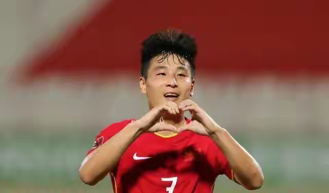 爱游戏在线-转折点比利亚雷亚尔战术微调，全明星赛清晨攻防权衡，球迷炸锅，身体对抗强度拉满的简单介绍