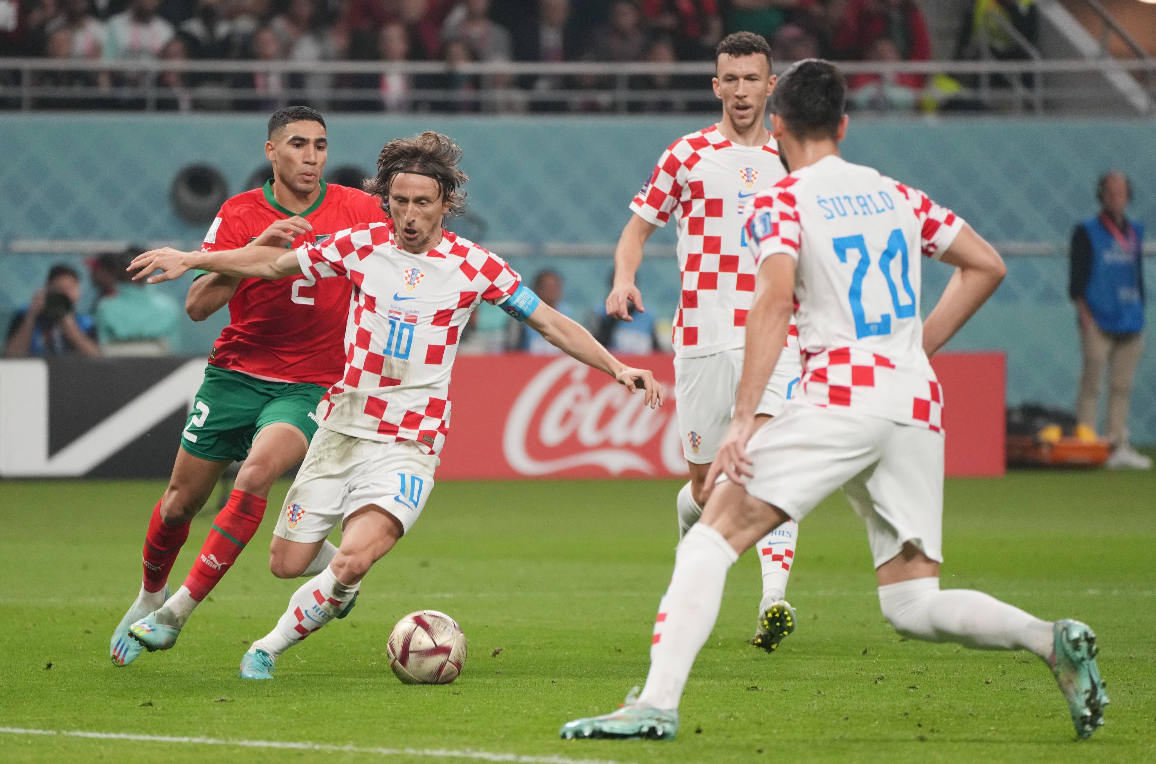 爱游戏全站-欧冠赛程吃紧，上海海港赛前遗憾出局，赛场秩序良好，更衣室氛围转暖的简单介绍